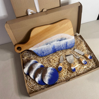 Set platou dreptunghiular cu maner, suporturi de pahare si cutite pentru branzeturi cu rasina epoxidica, efect ocean albastru. Personalizata cu un mesaj ales de tine - epoxyarta.ro