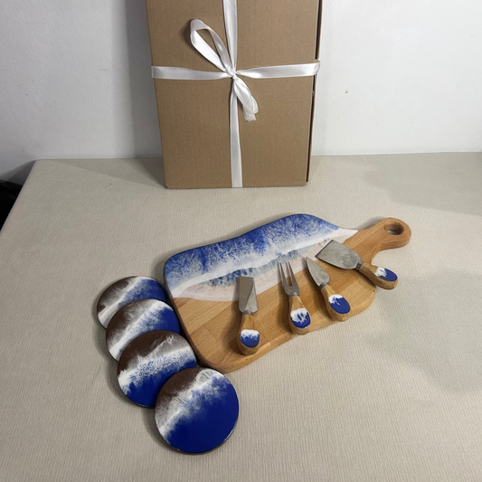 Set platou dreptunghiular cu maner, suporturi de pahare si cutite pentru branzeturi cu rasina epoxidica, efect ocean albastru. Personalizata cu un mesaj ales de tine - epoxyarta.ro