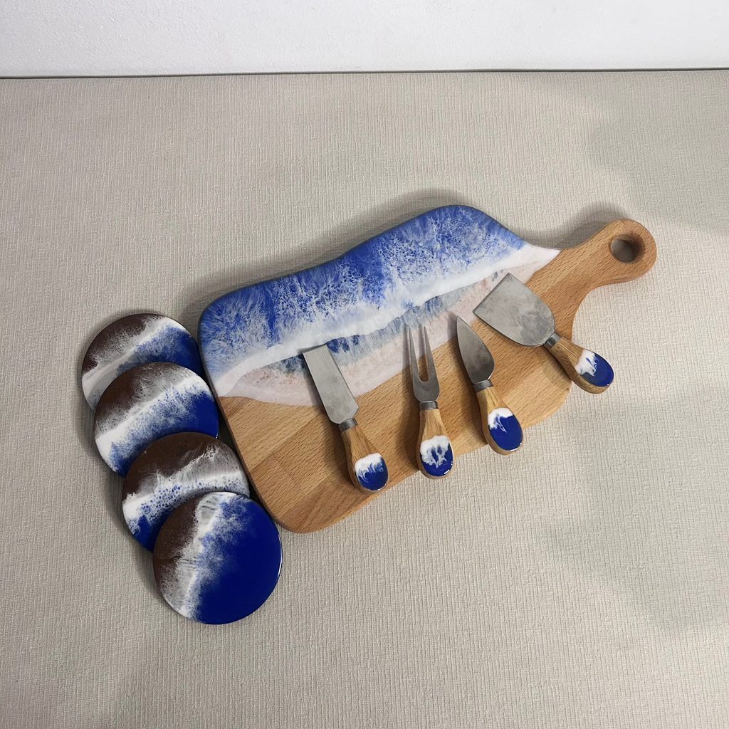 Set platou dreptunghiular cu maner, suporturi de pahare si cutite pentru branzeturi cu rasina epoxidica, efect ocean albastru. Personalizata cu un mesaj ales de tine - epoxyarta.ro