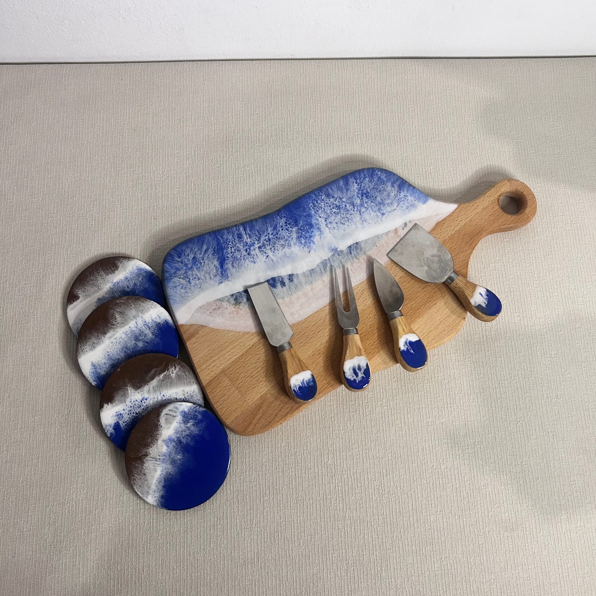 Set platou dreptunghiular cu maner, suporturi de pahare si cutite pentru branzeturi cu rasina epoxidica, efect ocean albastru. Personalizata cu un mesaj ales de tine - epoxyarta.ro