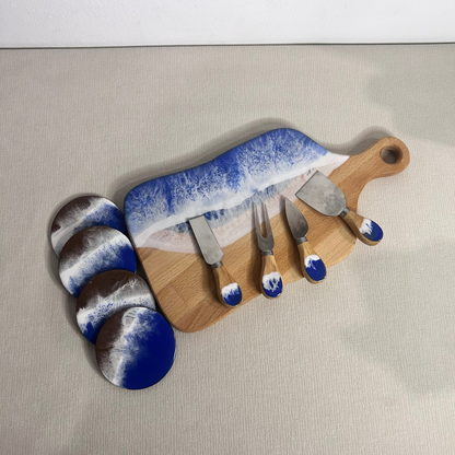 Set platou dreptunghiular cu maner, suporturi de pahare si cutite pentru branzeturi cu rasina epoxidica, efect ocean albastru. Personalizata cu un mesaj ales de tine - epoxyarta.ro