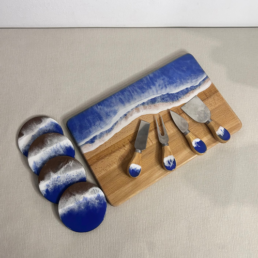 Set platou dreptunghiular, suporturi de pahare si cutite pentru branzeturi cu rasina epoxidica, efect ocean albastru. Personalizata cu un mesaj ales de tine - epoxyarta.ro