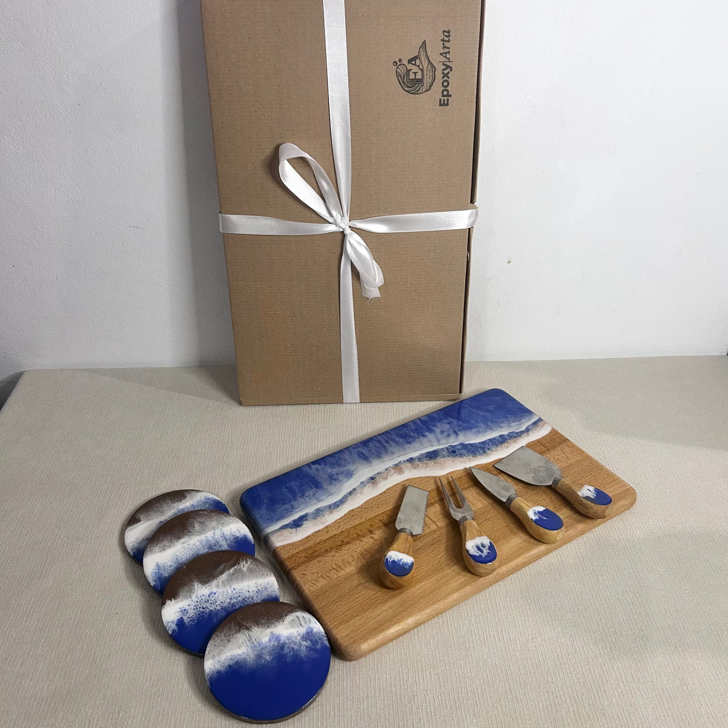 Set platou dreptunghiular, suporturi de pahare si cutite pentru branzeturi cu rasina epoxidica, efect ocean albastru. Personalizata cu un mesaj ales de tine - epoxyarta.ro