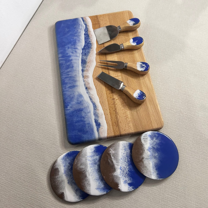 Set platou dreptunghiular, suporturi de pahare si cutite pentru branzeturi cu rasina epoxidica, efect ocean albastru. Personalizata cu un mesaj ales de tine - epoxyarta.ro