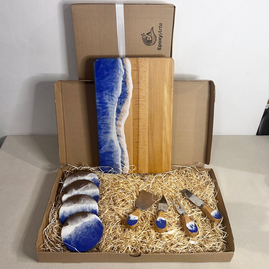 Set platou dreptunghiular, suporturi de pahare si cutite pentru branzeturi cu rasina epoxidica, efect ocean albastru. Personalizata cu un mesaj ales de tine - epoxyarta.ro
