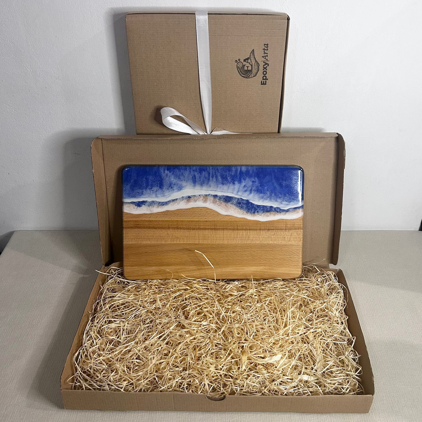Platou / tocator dreptunghiular decorativ din lemn de fag cu rasina epoxidica, efect ocean albastru. Personalizata cu un mesaj ales de tine - epoxyarta.ro
