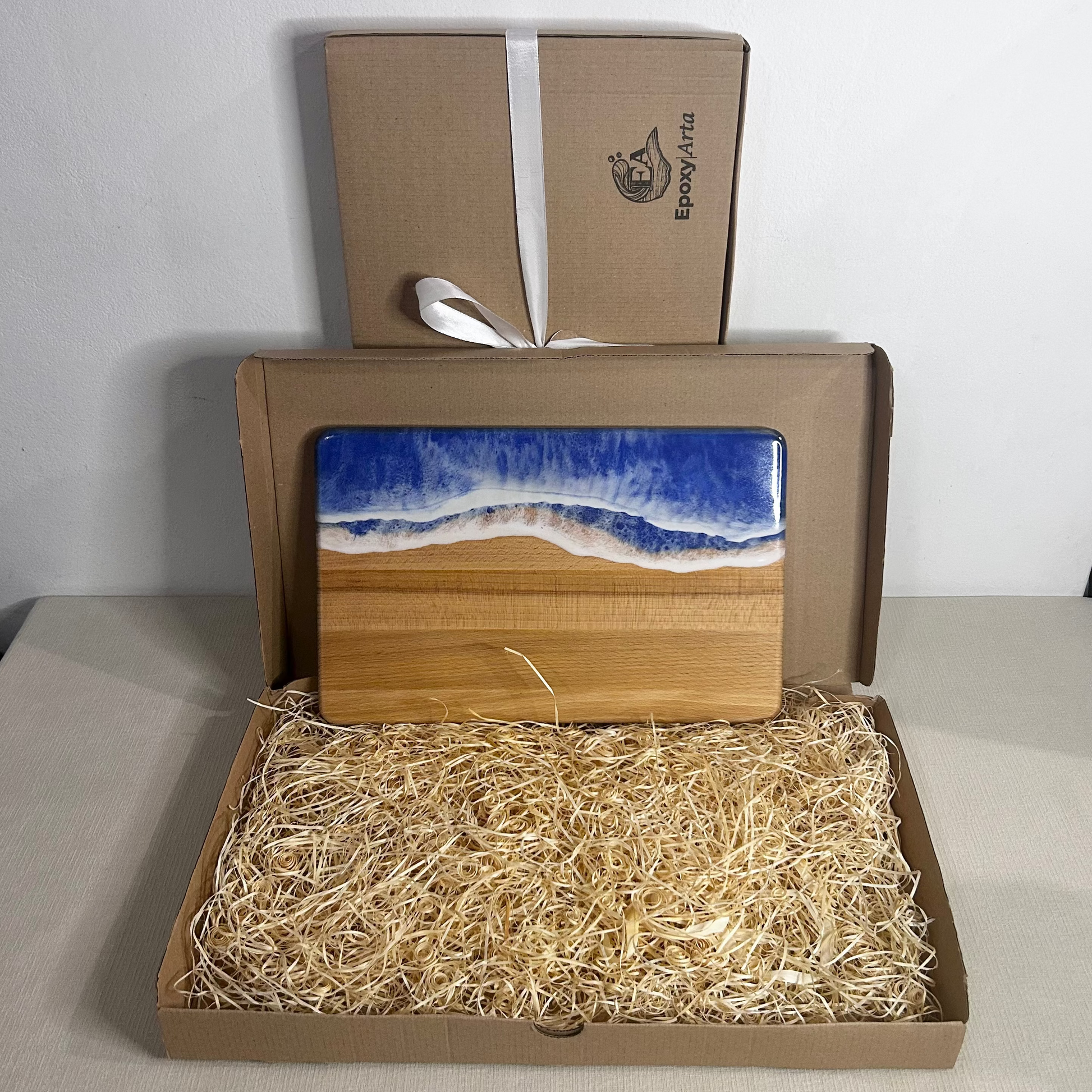 Platou / tocator dreptunghiular decorativ din lemn de fag cu rasina epoxidica, efect ocean albastru. Personalizata cu un mesaj ales de tine - epoxyarta.ro