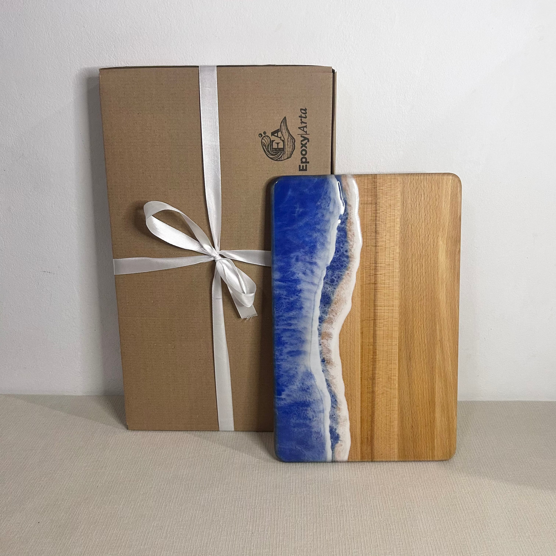 Platou / tocator dreptunghiular decorativ din lemn de fag cu rasina epoxidica, efect ocean albastru. Personalizata cu un mesaj ales de tine - epoxyarta.ro