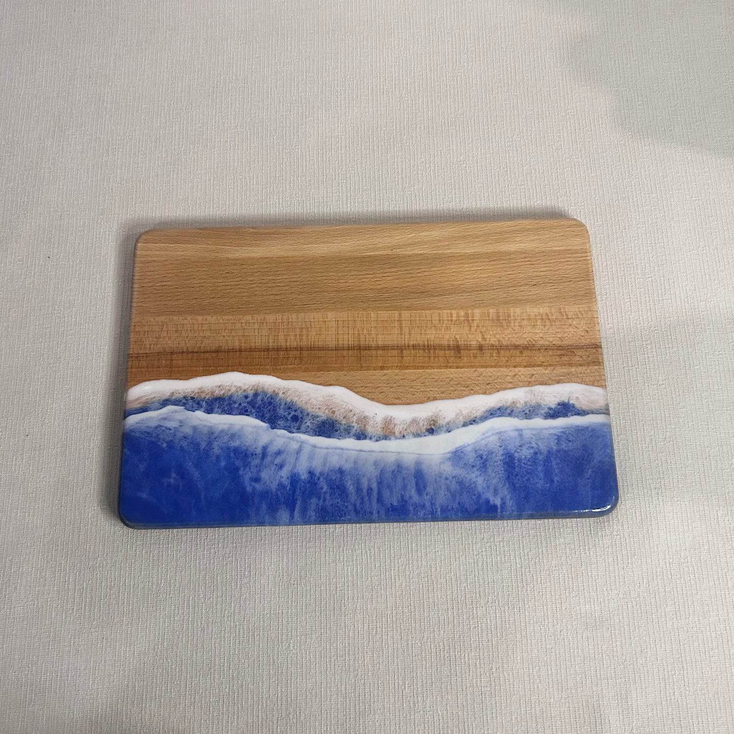 Platou / tocator dreptunghiular decorativ din lemn de fag cu rasina epoxidica, efect ocean albastru. Personalizata cu un mesaj ales de tine - epoxyarta.ro
