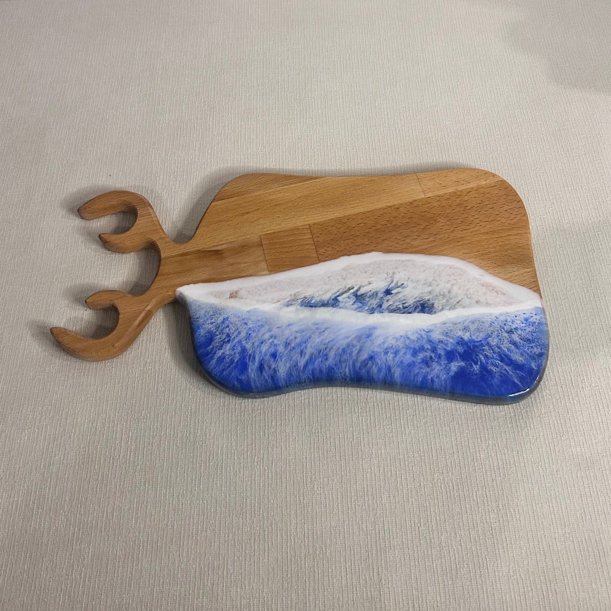 Platou / tocator dreptunghiular cerb decorativ din lemn de fag cu rasina epoxidica, efect ocean albastru. Personalizata cu un mesaj ales de tine - epoxyarta.ro