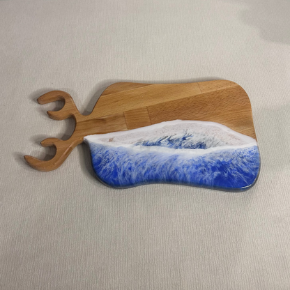 Platou / tocator dreptunghiular cerb decorativ din lemn de fag cu rasina epoxidica, efect ocean albastru. Personalizata cu un mesaj ales de tine - epoxyarta.ro