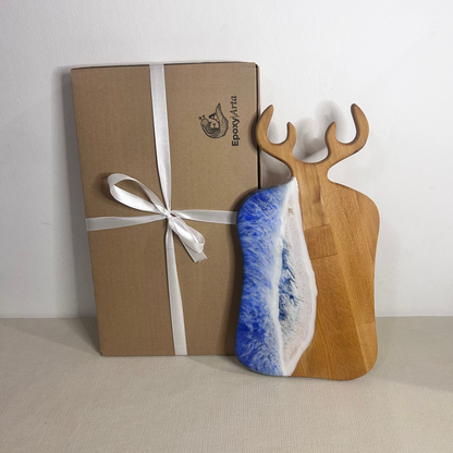 Platou / tocator dreptunghiular cerb decorativ din lemn de fag cu rasina epoxidica, efect ocean albastru. Personalizata cu un mesaj ales de tine - epoxyarta.ro