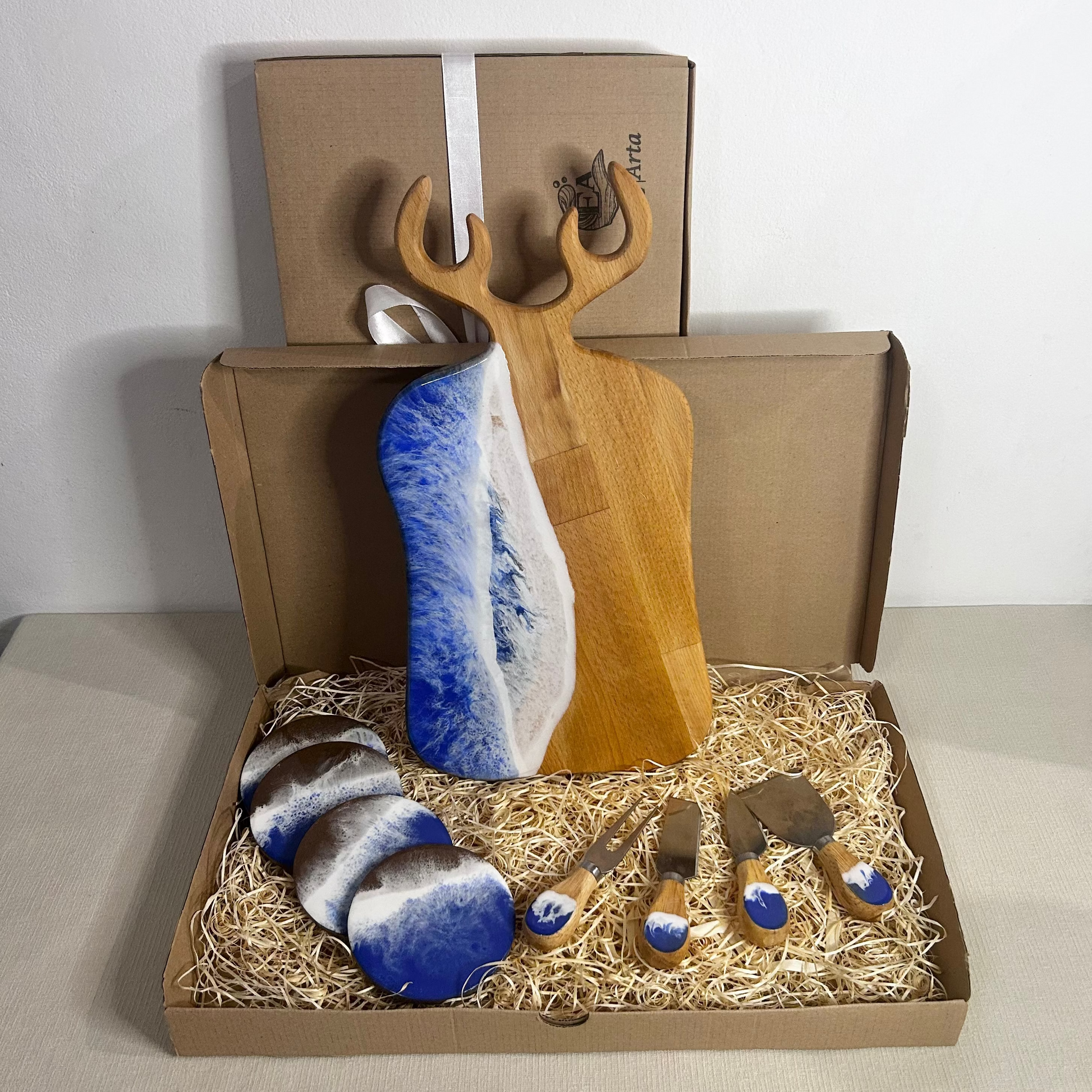 Set platou dreptunghiular cerb, suporturi de pahare si cutite pentru branzeturi cu rasina epoxidica, efect ocean albastru. Personalizata cu un mesaj ales de tine - epoxyarta.ro