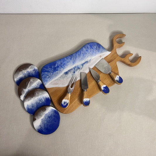 Set platou dreptunghiular cerb, suporturi de pahare si cutite pentru branzeturi cu rasina epoxidica, efect ocean albastru. Personalizata cu un mesaj ales de tine - epoxyarta.ro