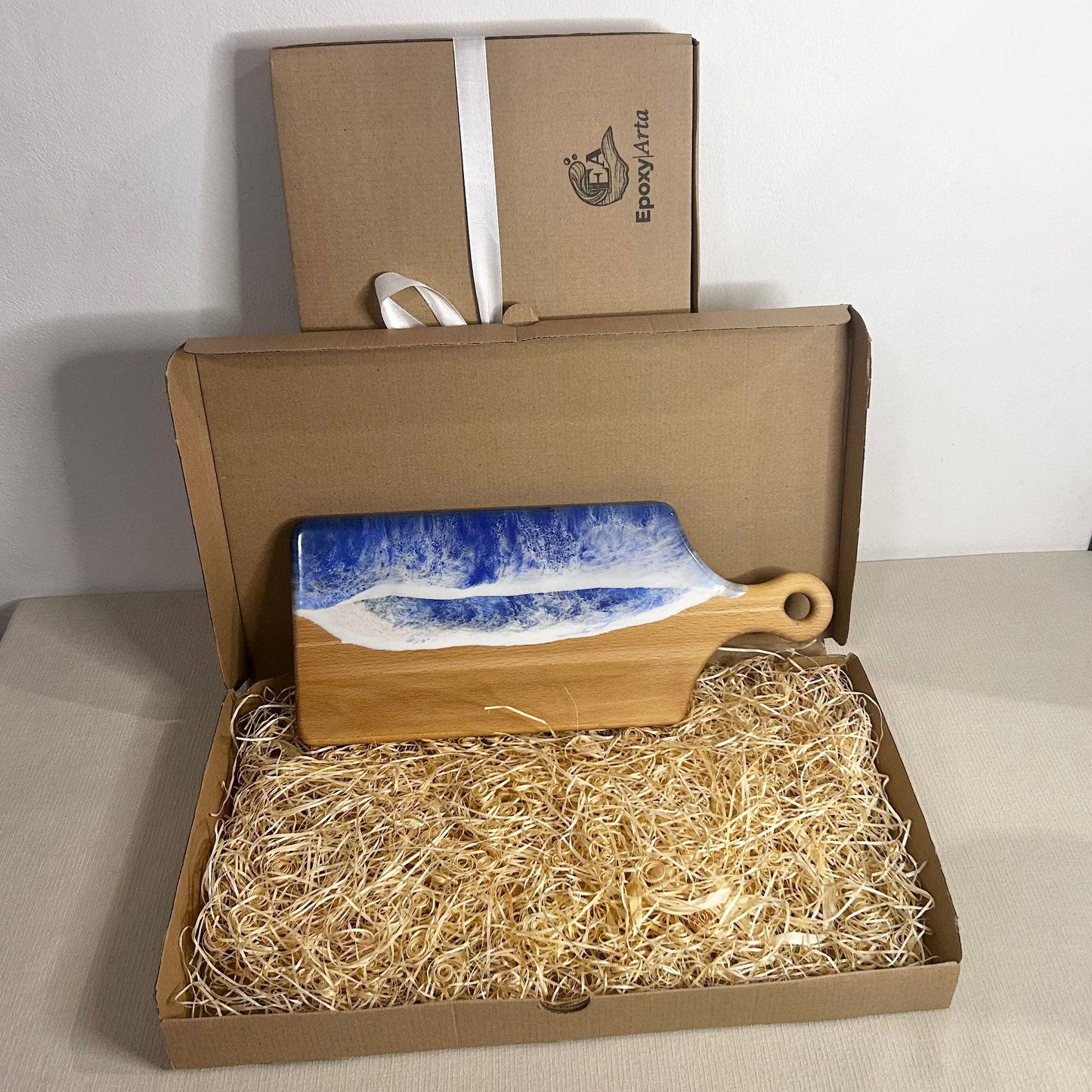 Platou / tocator dreptunghiular cu maner, cu rasina epoxidica, efect ocean albastru. Personalizata cu un mesaj ales de tine - epoxyarta.ro