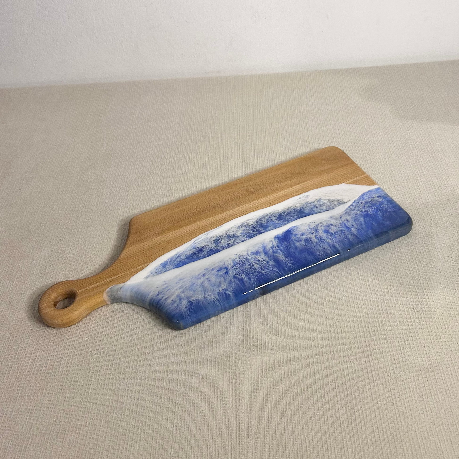 Platou / tocator dreptunghiular cu maner, cu rasina epoxidica, efect ocean albastru. Personalizata cu un mesaj ales de tine - epoxyarta.ro
