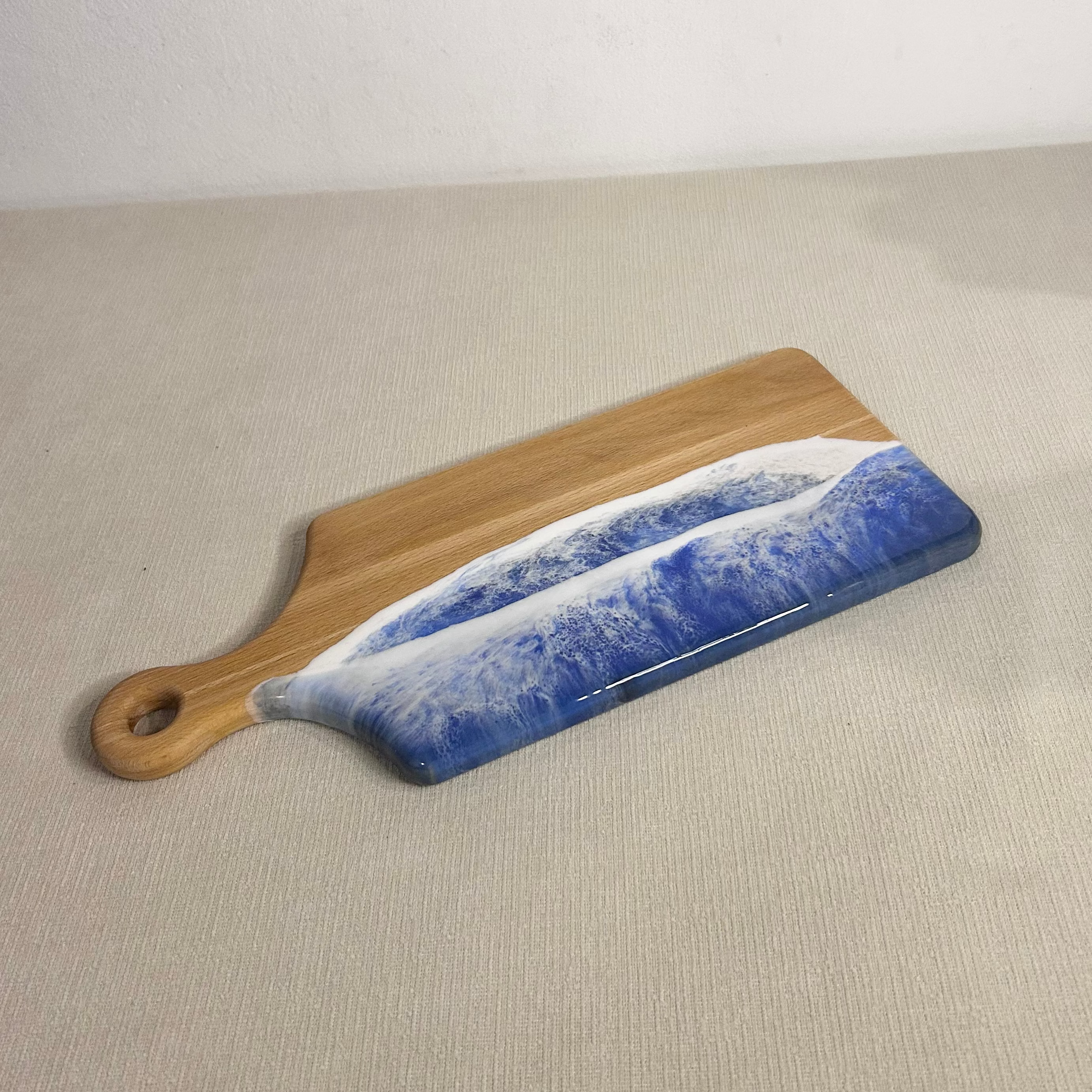 Platou / tocator dreptunghiular cu maner, cu rasina epoxidica, efect ocean albastru. Personalizata cu un mesaj ales de tine - epoxyarta.ro