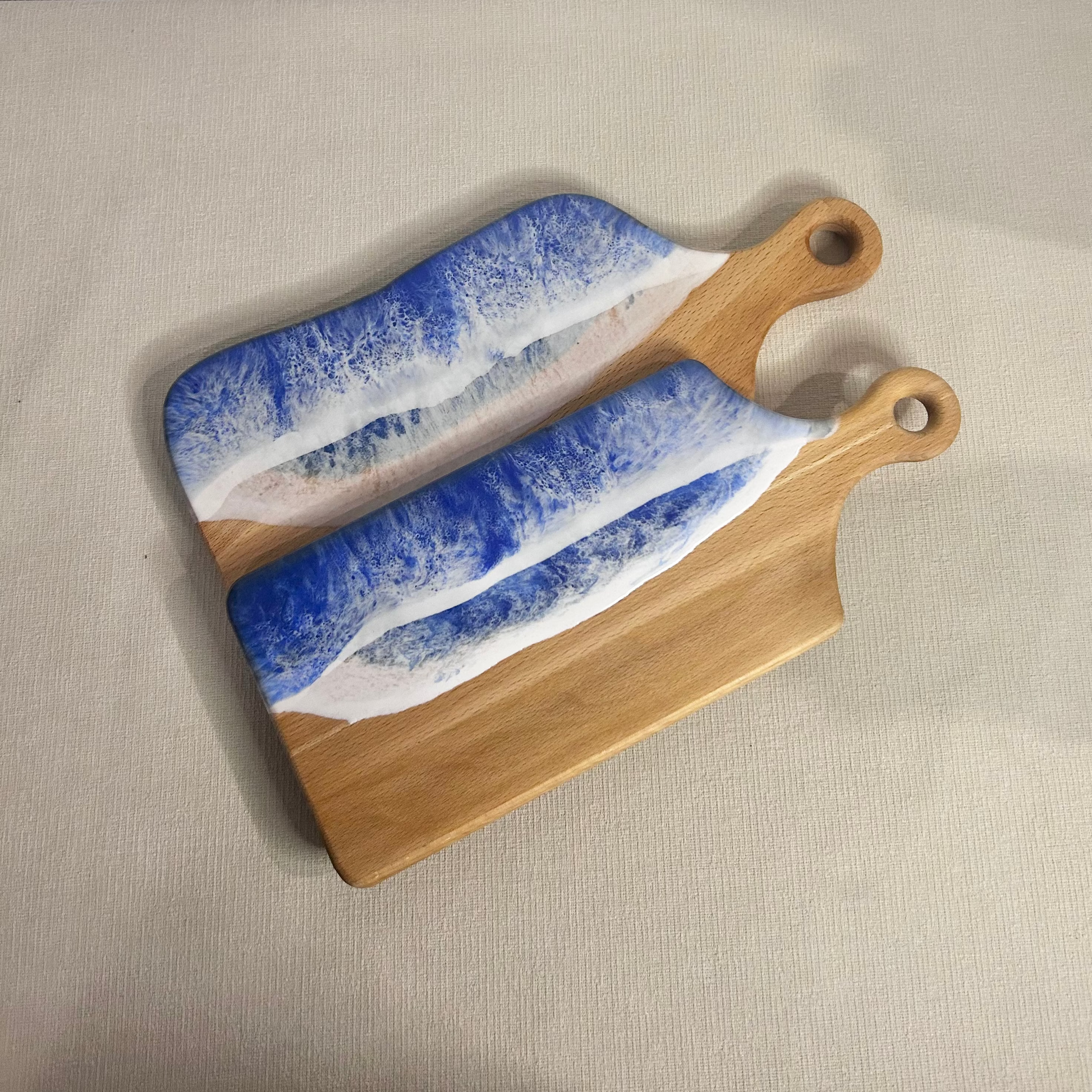 Set platou / tocator 2 buc. dreptunghiular cu maner decorativ din lemn de fag cu rasina epoxidica, efect ocean albastru. Personalizata cu un mesaj ales de tine - epoxyarta.ro