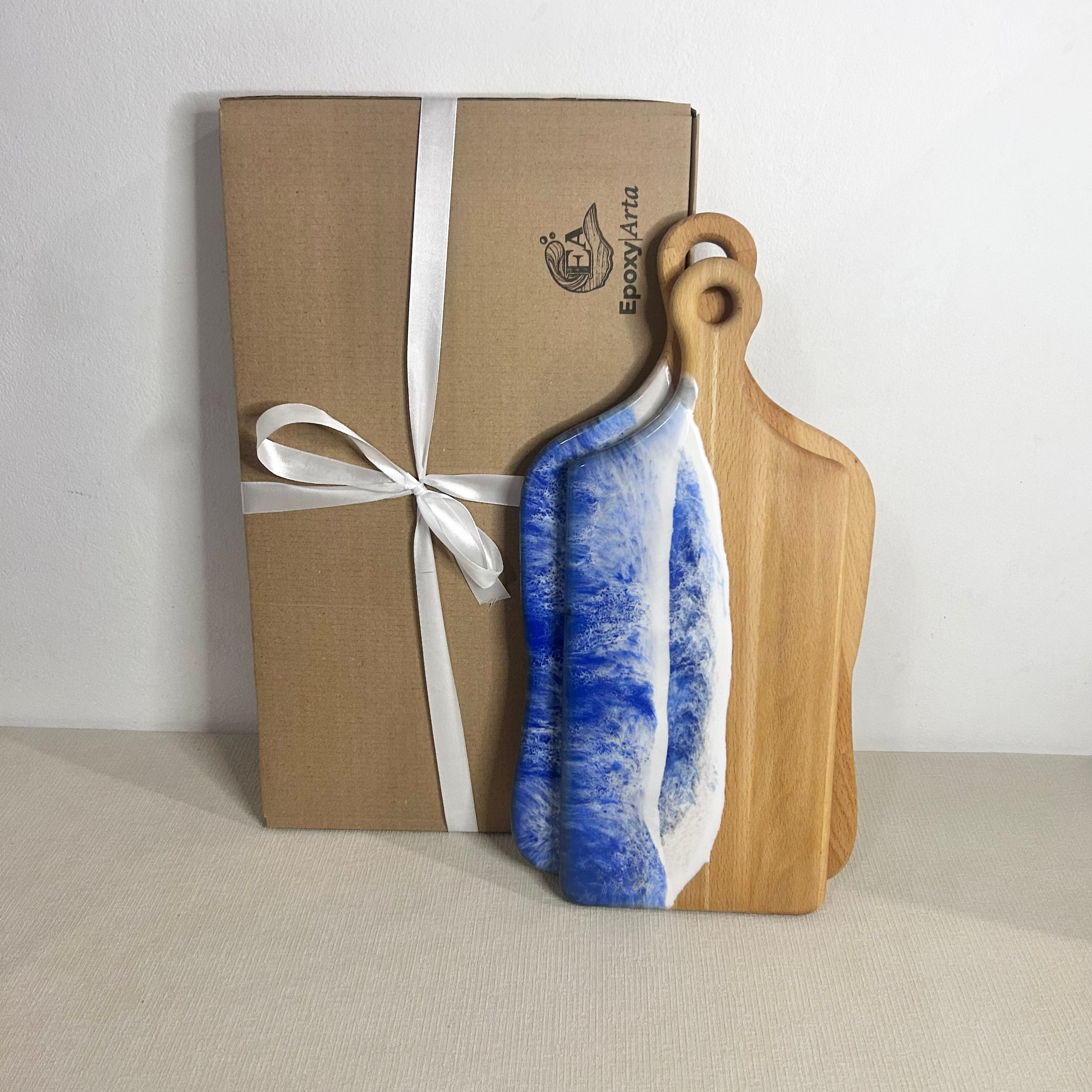 Set platou / tocator 2 buc. dreptunghiular cu maner decorativ din lemn de fag cu rasina epoxidica, efect ocean albastru. Personalizata cu un mesaj ales de tine - epoxyarta.ro