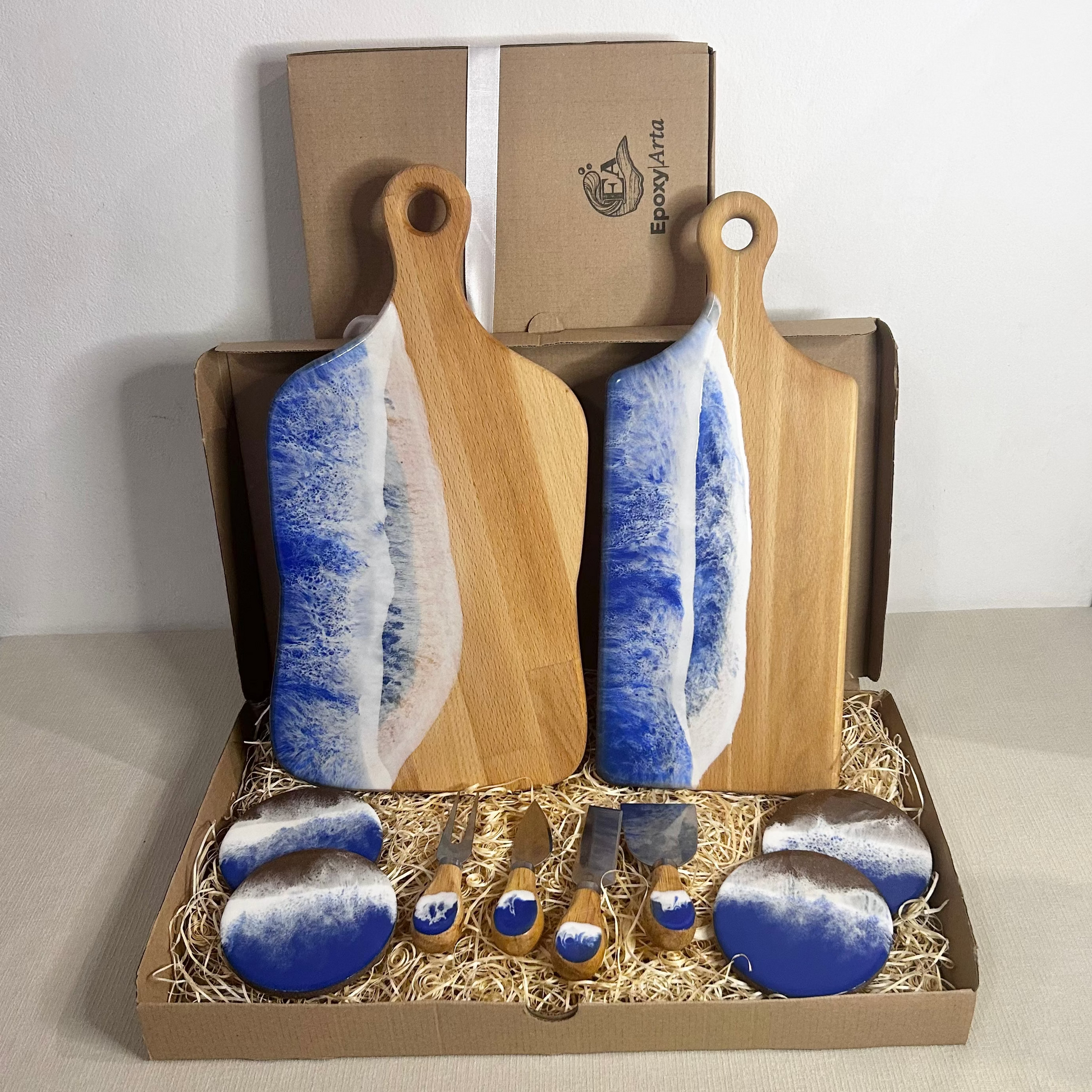 Set 2 platou dreptunghiular cu maner, suporturi de pahare si cutite pentru branzeturi cu rasina epoxidica, efect ocean albastru. Personalizata cu un mesaj ales de tine - epoxyarta.ro
