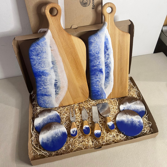 Set 2 platou dreptunghiular cu maner, suporturi de pahare si cutite pentru branzeturi cu rasina epoxidica, efect ocean albastru. Personalizata cu un mesaj ales de tine - epoxyarta.ro