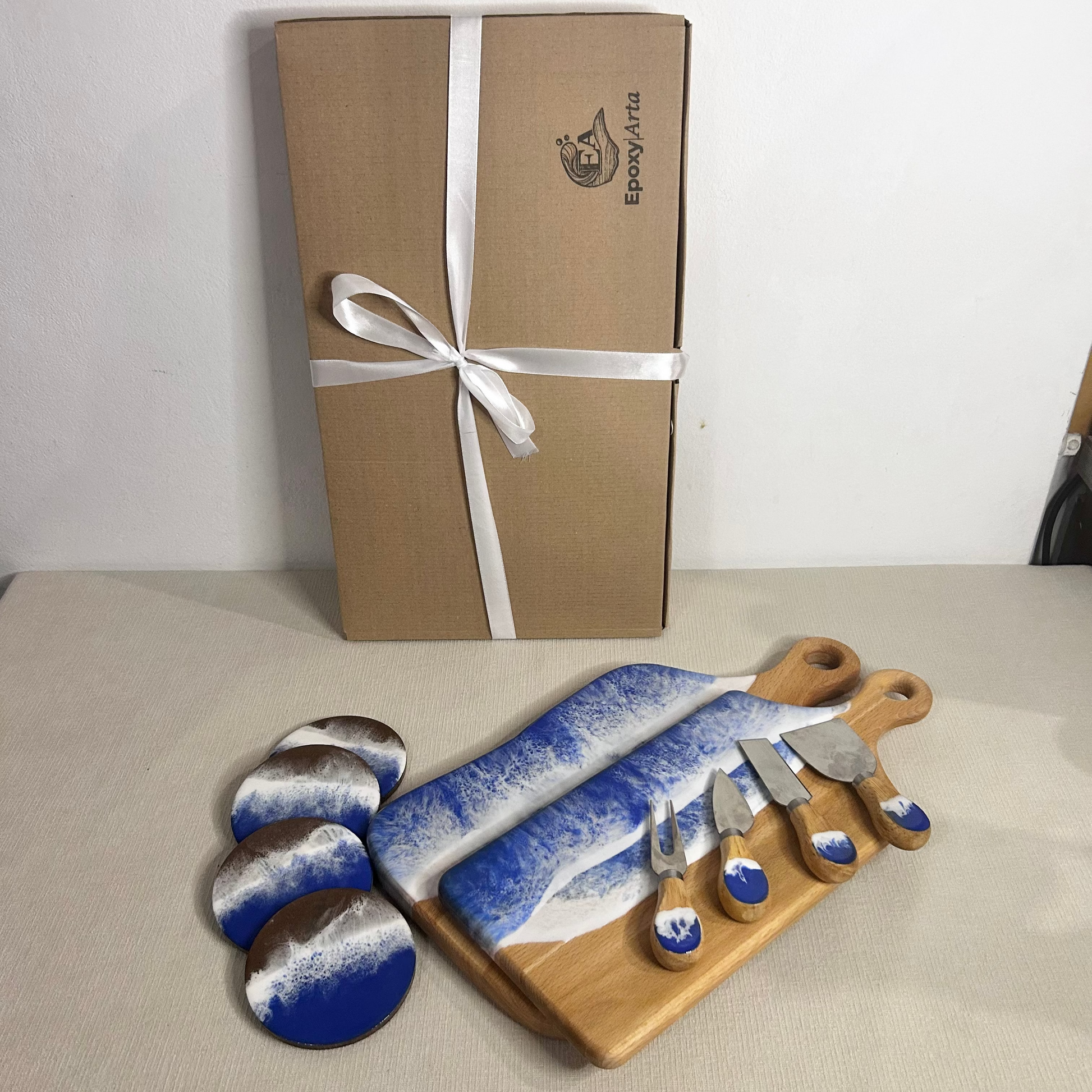 Set 2 platou dreptunghiular cu maner, suporturi de pahare si cutite pentru branzeturi cu rasina epoxidica, efect ocean albastru. Personalizata cu un mesaj ales de tine - epoxyarta.ro