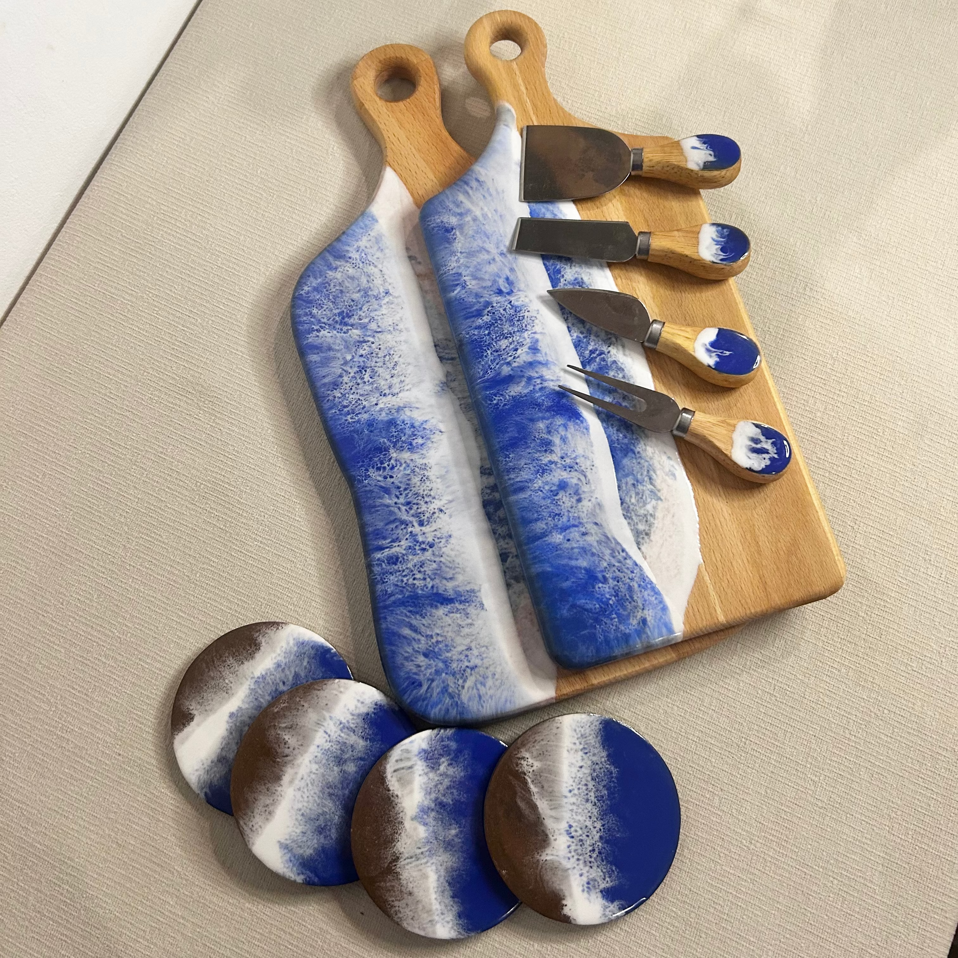 Set 2 platou dreptunghiular cu maner, suporturi de pahare si cutite pentru branzeturi cu rasina epoxidica, efect ocean albastru. Personalizata cu un mesaj ales de tine - epoxyarta.ro