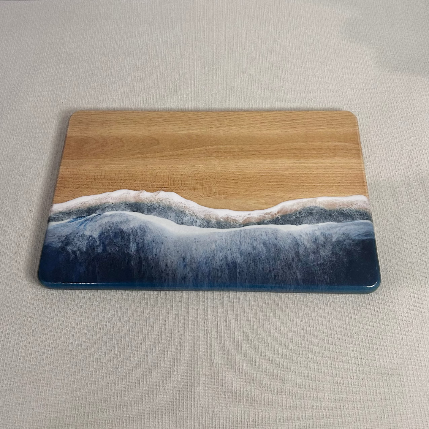 Platou / tocator dreptunghiular decorativ din lemn de fag cu rasina epoxidica, efect ocean albastru inchis. Personalizata cu un mesaj ales de tine - epoxyarta.ro