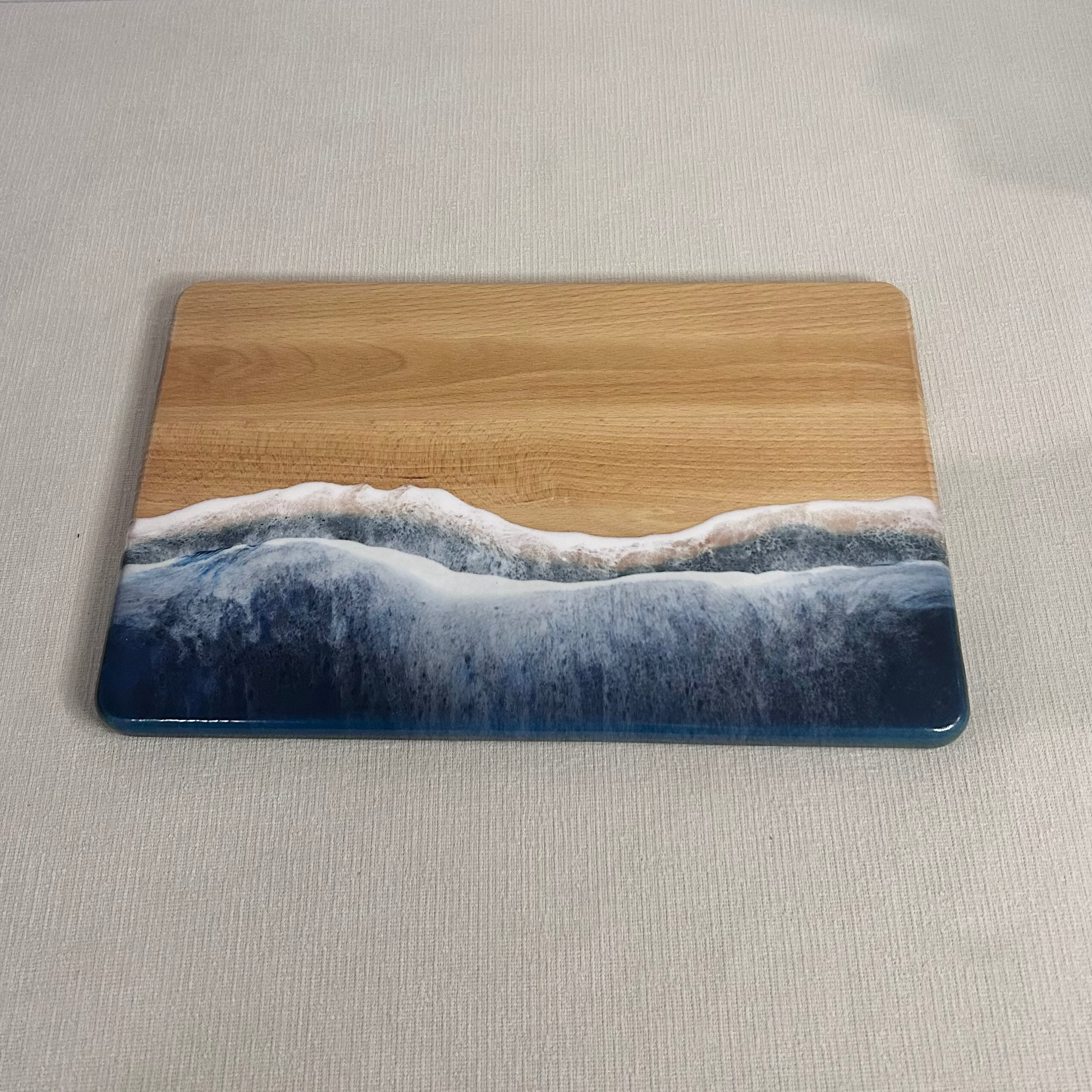 Platou / tocator dreptunghiular decorativ din lemn de fag cu rasina epoxidica, efect ocean albastru inchis. Personalizata cu un mesaj ales de tine - epoxyarta.ro