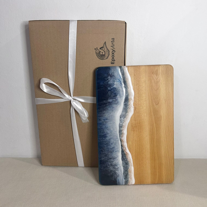 Platou / tocator dreptunghiular decorativ din lemn de fag cu rasina epoxidica, efect ocean albastru inchis. Personalizata cu un mesaj ales de tine - epoxyarta.ro