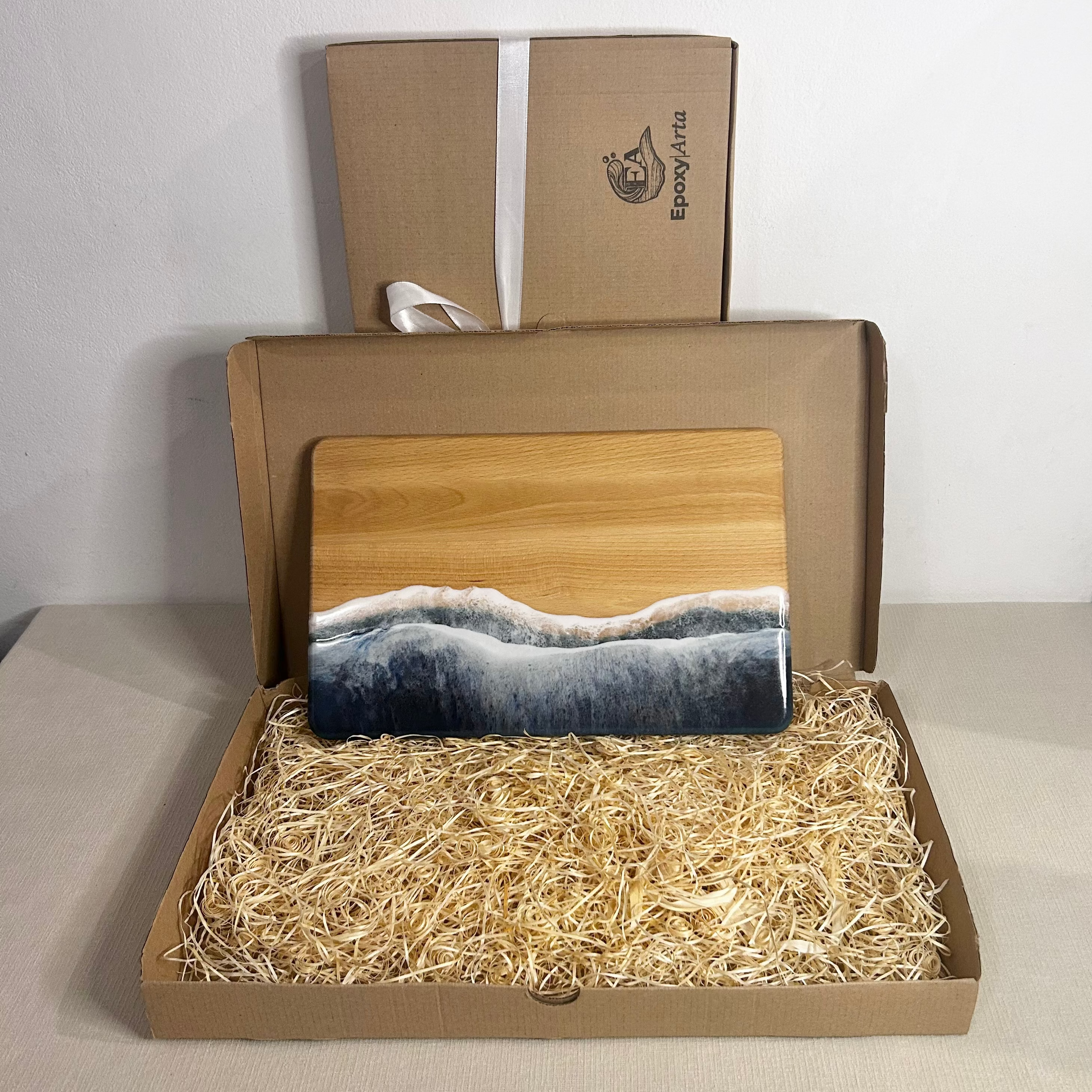 Platou / tocator dreptunghiular decorativ din lemn de fag cu rasina epoxidica, efect ocean albastru inchis. Personalizata cu un mesaj ales de tine - epoxyarta.ro