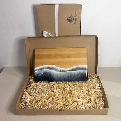 Platou / tocator dreptunghiular decorativ din lemn de fag cu rasina epoxidica, efect ocean albastru inchis. Personalizata cu un mesaj ales de tine - epoxyarta.ro