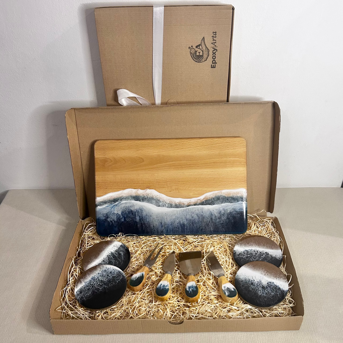 Set platou dreptunghiular, suporturi de pahare si cutite pentru branzeturi cu rasina epoxidica, efect ocean albastru inchis. Personalizata cu un mesaj ales de tine - epoxyarta.ro