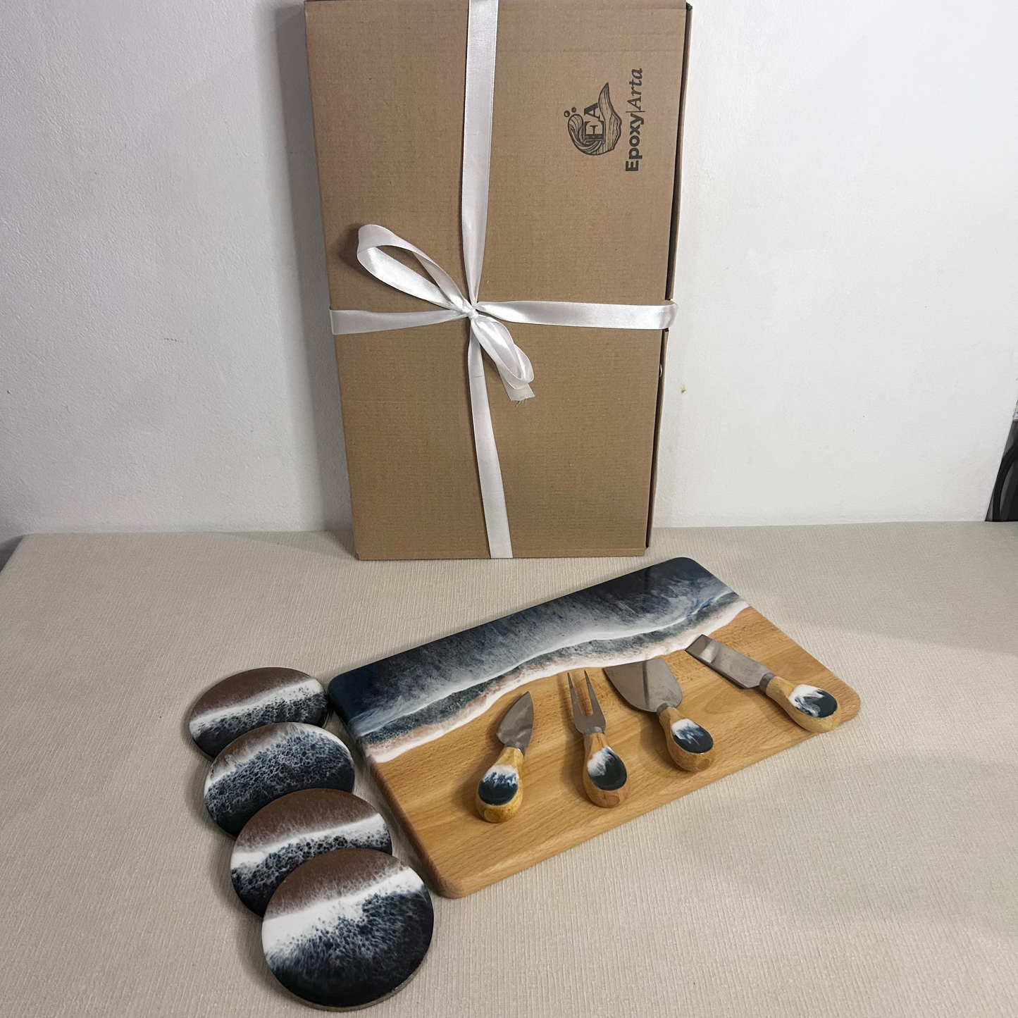 Set platou dreptunghiular, suporturi de pahare si cutite pentru branzeturi cu rasina epoxidica, efect ocean albastru inchis. Personalizata cu un mesaj ales de tine - epoxyarta.ro