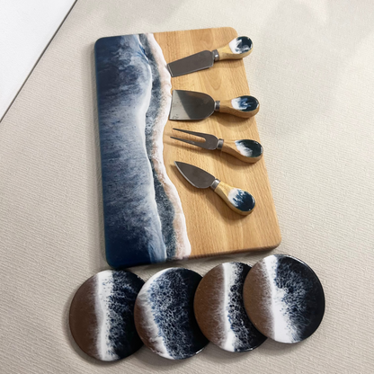 Set platou dreptunghiular, suporturi de pahare si cutite pentru branzeturi cu rasina epoxidica, efect ocean albastru inchis. Personalizata cu un mesaj ales de tine - epoxyarta.ro