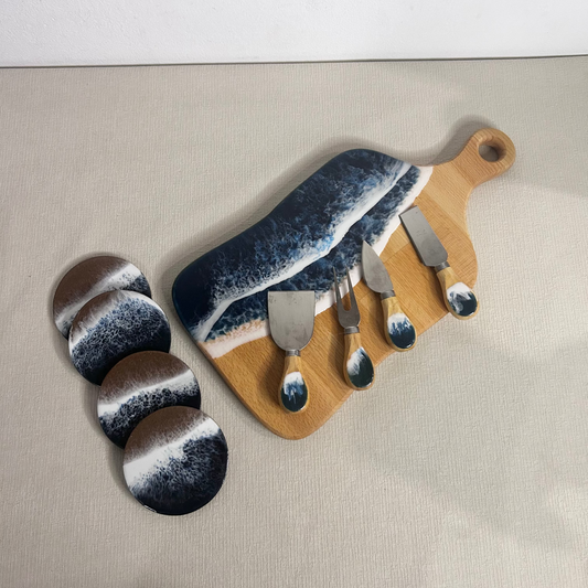 Set platou dreptunghiular cu maner, suporturi de pahare si cutite pentru branzeturi cu rasina epoxidica, efect ocean albastru inhis. Personalizata cu un mesaj ales de tine - epoxyarta.ro