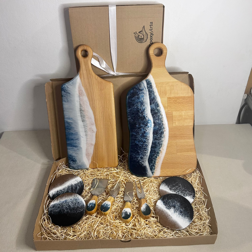 Set 2 platou suporturi de pahare si cutite pentru branzeturi. Personalizata cu un mesaj ales de tine - epoxyarta.ro