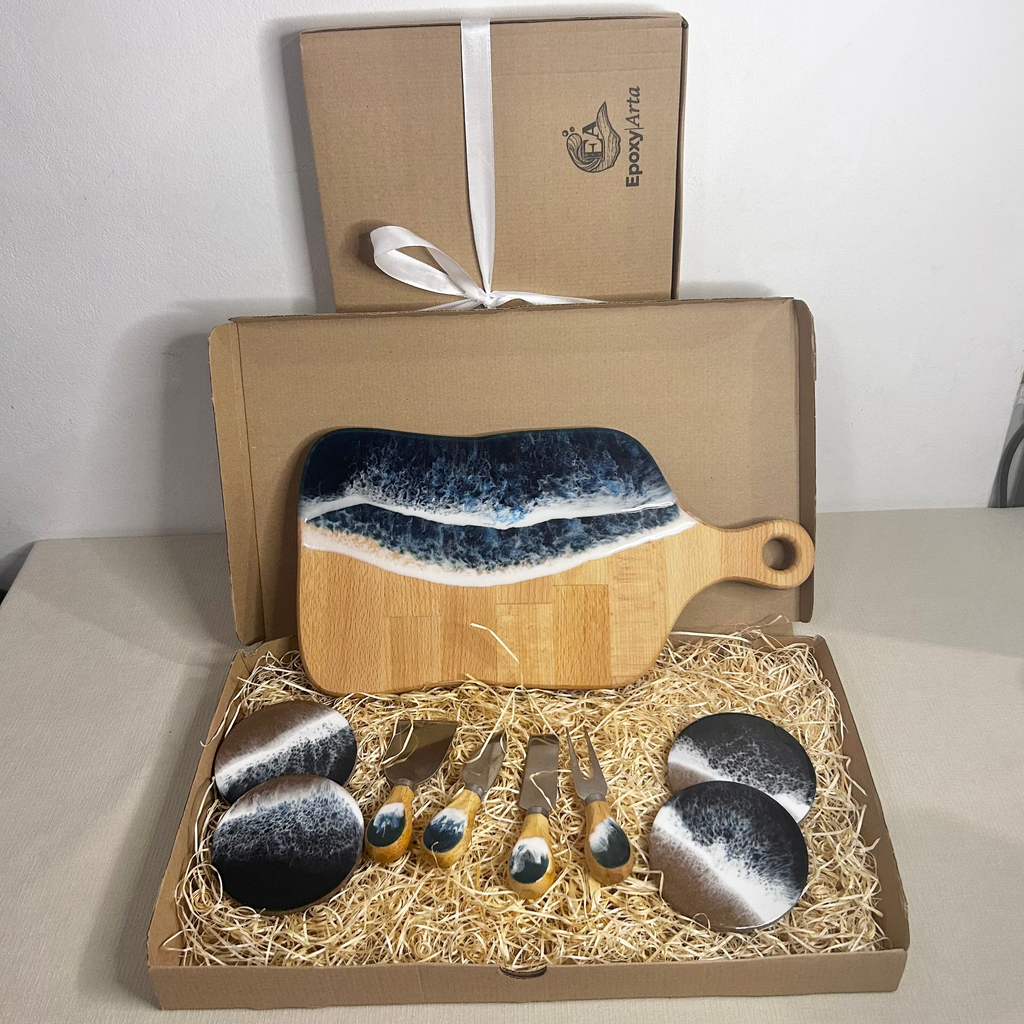Set platou dreptunghiular cu maner, suporturi de pahare si cutite pentru branzeturi cu rasina epoxidica, efect ocean albastru inhis. Personalizata cu un mesaj ales de tine - epoxyarta.ro
