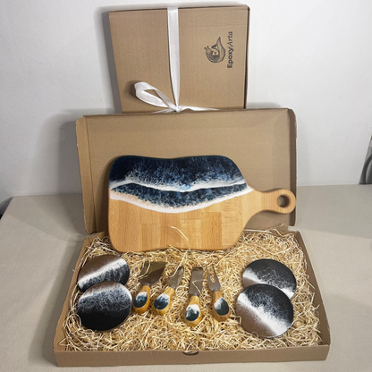 Set platou dreptunghiular cu maner, suporturi de pahare si cutite pentru branzeturi cu rasina epoxidica, efect ocean albastru inhis. Personalizata cu un mesaj ales de tine - epoxyarta.ro