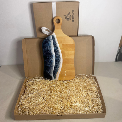 Platou / tocator dreptunghiular cu maner decorativ din lemn de fag cu rasina epoxidica, efect ocean albastru inhis. Personalizata cu un mesaj ales de tine - epoxyarta.ro