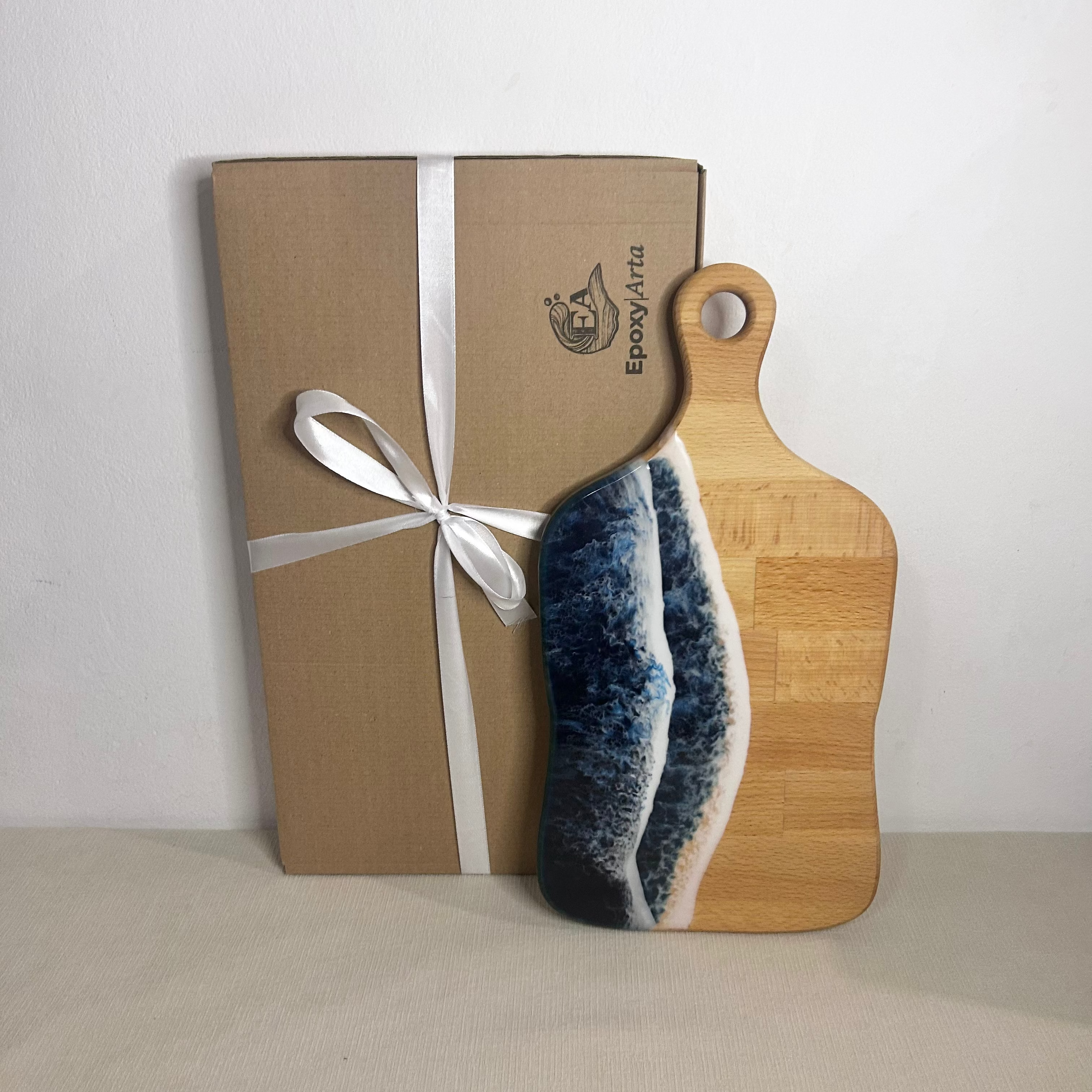Platou / tocator dreptunghiular cu maner decorativ din lemn de fag cu rasina epoxidica, efect ocean albastru inhis. Personalizata cu un mesaj ales de tine - epoxyarta.ro