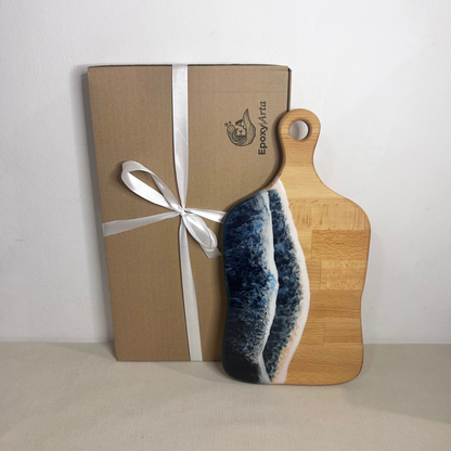 Platou / tocator dreptunghiular cu maner decorativ din lemn de fag cu rasina epoxidica, efect ocean albastru inhis. Personalizata cu un mesaj ales de tine - epoxyarta.ro
