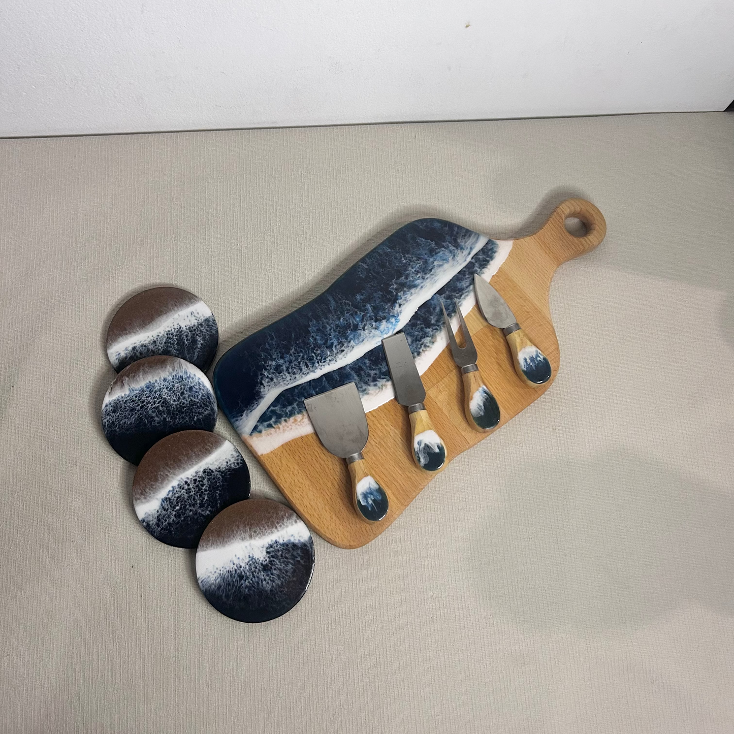 Set platou dreptunghiular cu maner, suporturi de pahare si cutite pentru branzeturi cu rasina epoxidica, efect ocean albastru inhis. Personalizata cu un mesaj ales de tine - epoxyarta.ro
