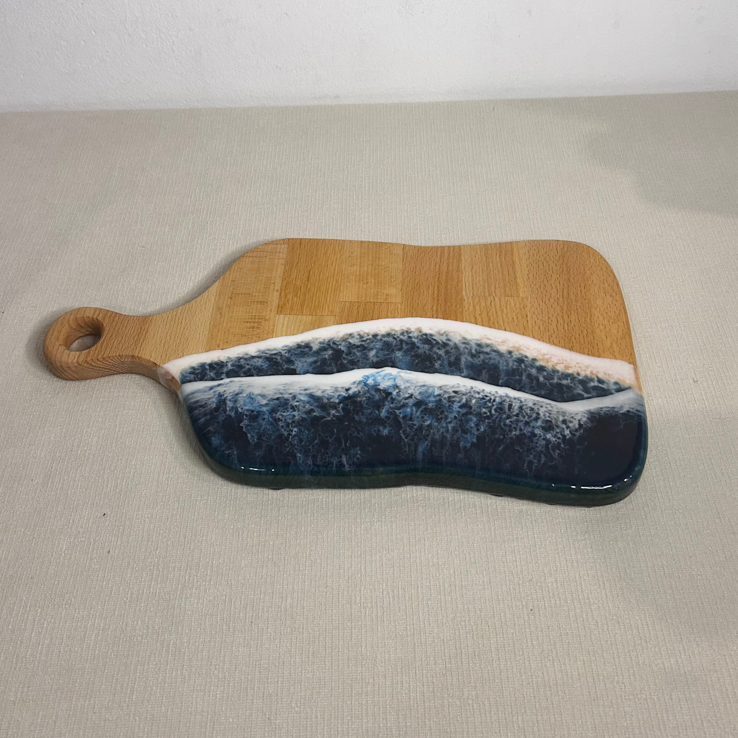 Platou / tocator dreptunghiular cu maner decorativ din lemn de fag cu rasina epoxidica, efect ocean albastru inhis. Personalizata cu un mesaj ales de tine - epoxyarta.ro