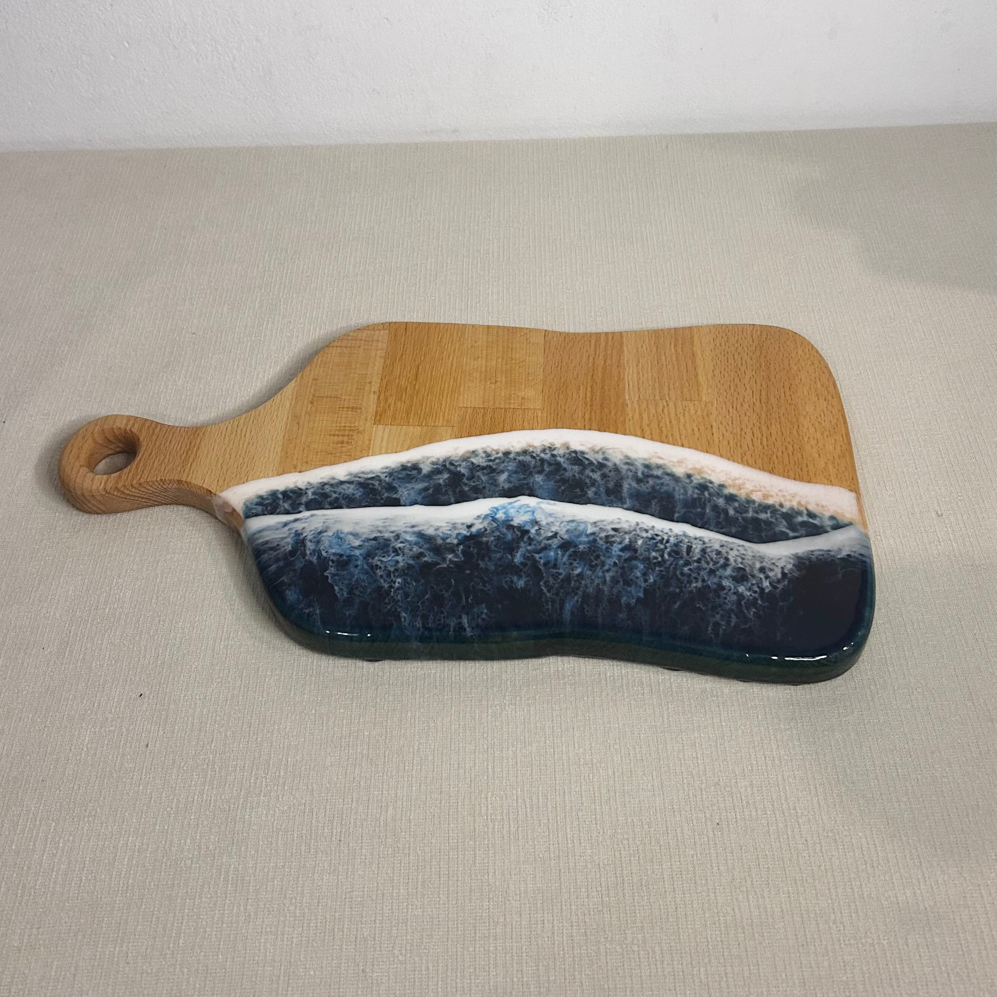 Platou / tocator dreptunghiular cu maner decorativ din lemn de fag cu rasina epoxidica, efect ocean albastru inhis. Personalizata cu un mesaj ales de tine - epoxyarta.ro