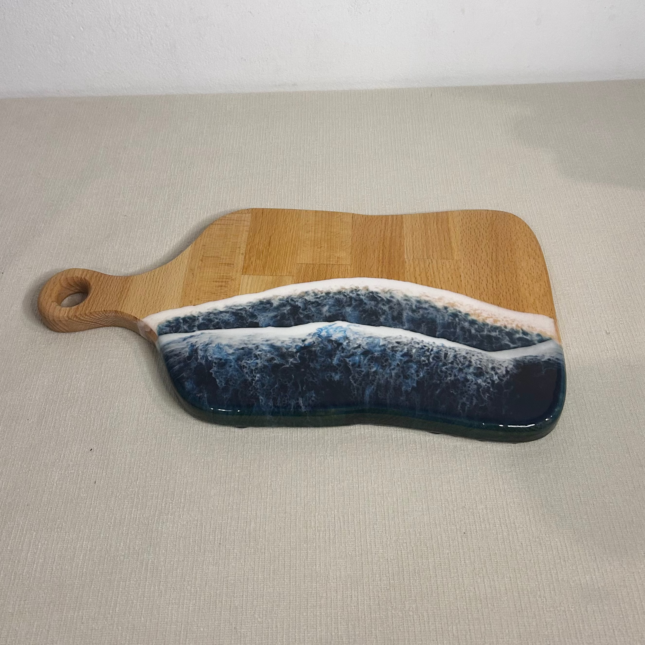 Platou / tocator dreptunghiular cu maner decorativ din lemn de fag cu rasina epoxidica, efect ocean albastru inhis. Personalizata cu un mesaj ales de tine - epoxyarta.ro