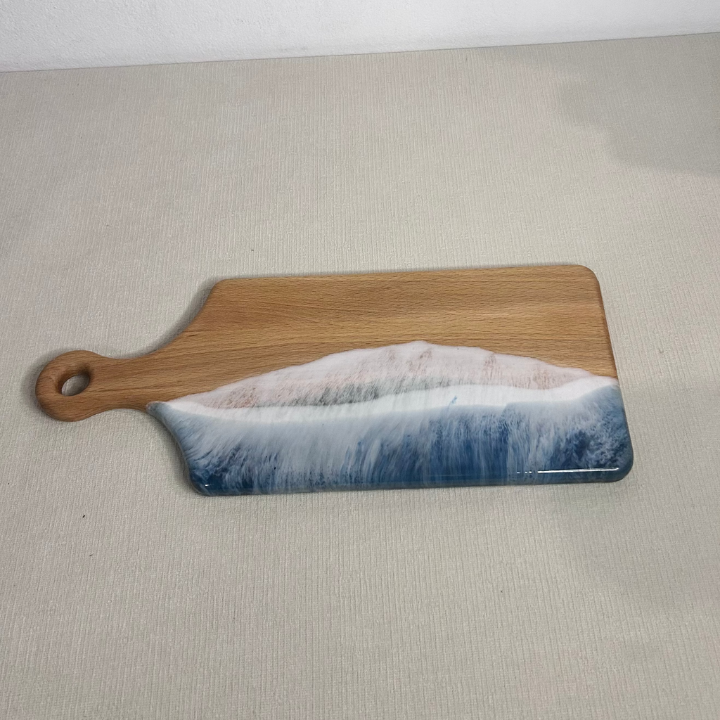 Platou / tocator dreptunghiular cu maner, cu rasina epoxidica, efect ocean albastru inhis. Personalizata cu un mesaj ales de tine - epoxyarta.ro