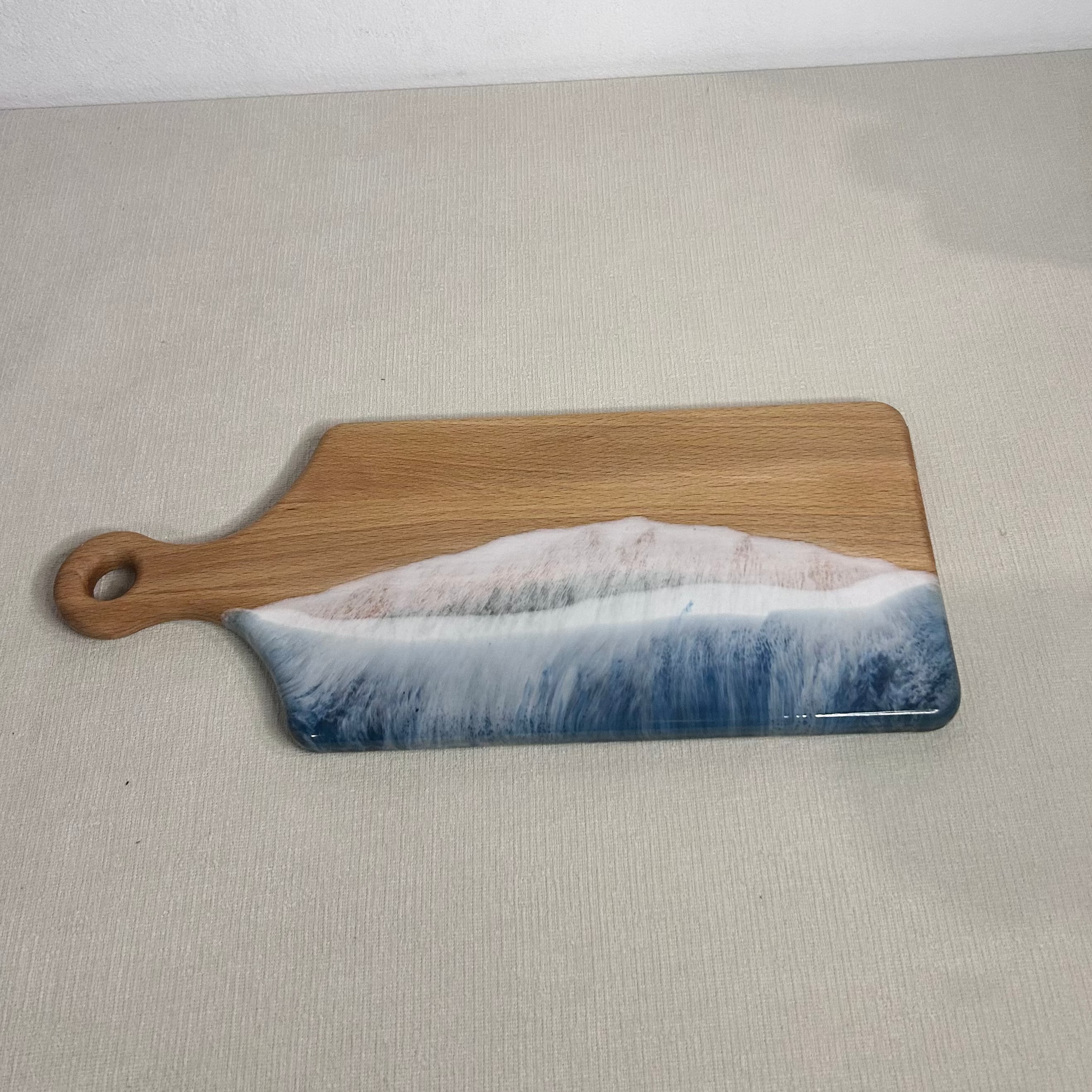 Platou / tocator dreptunghiular cu maner, cu rasina epoxidica, efect ocean albastru inhis. Personalizata cu un mesaj ales de tine - epoxyarta.ro