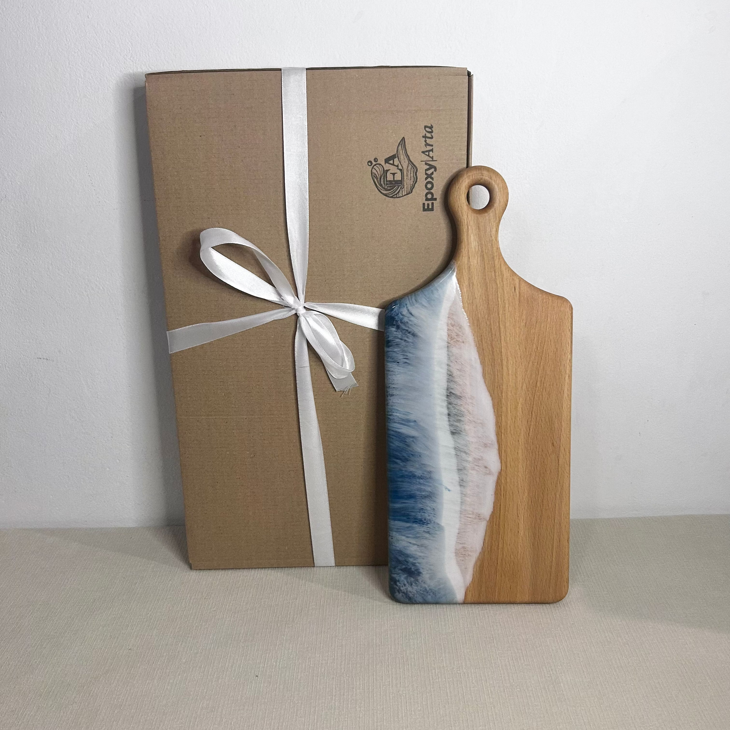 Platou / tocator dreptunghiular cu maner, cu rasina epoxidica, efect ocean albastru inhis. Personalizata cu un mesaj ales de tine - epoxyarta.ro