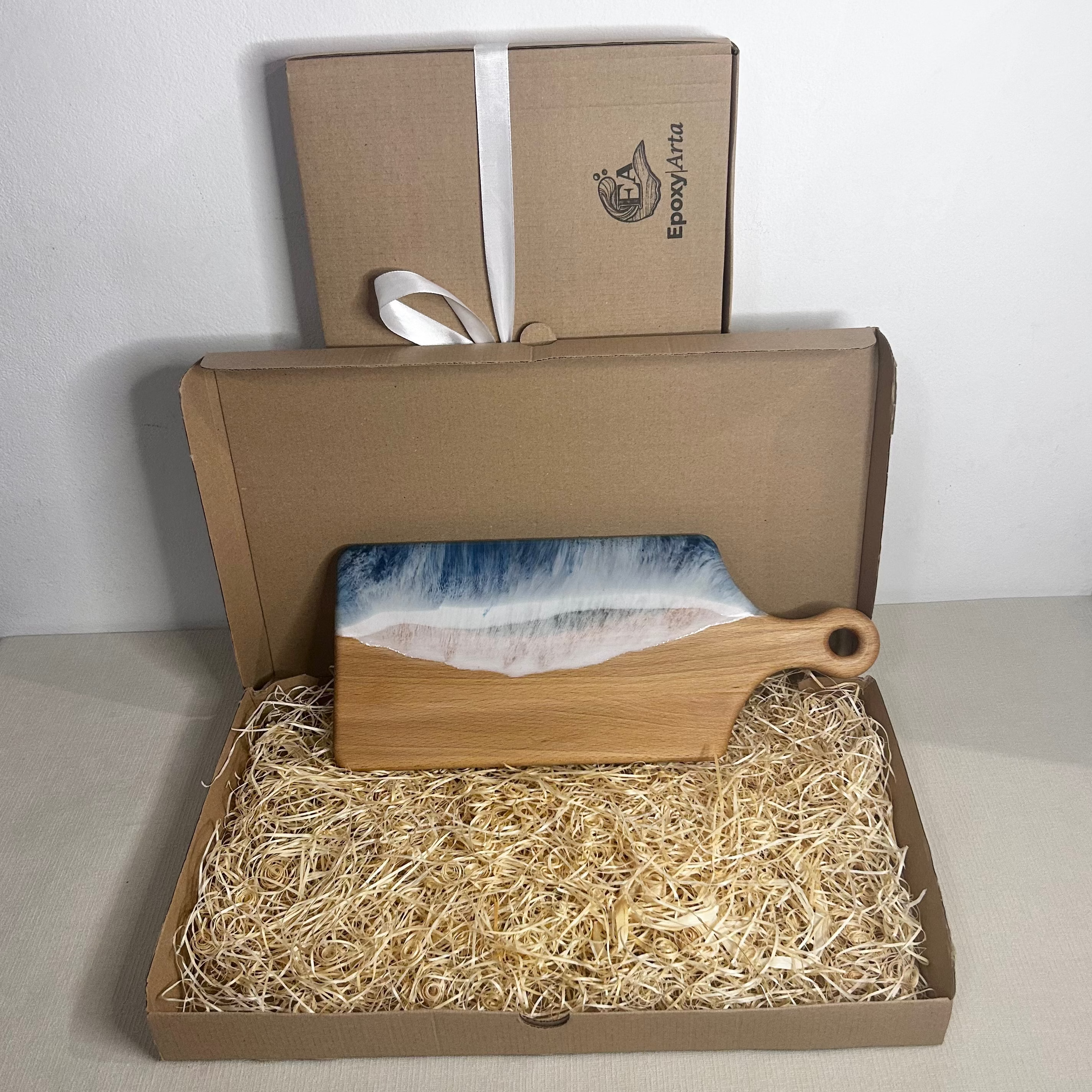 Platou / tocator dreptunghiular cu maner, cu rasina epoxidica, efect ocean albastru inhis. Personalizata cu un mesaj ales de tine - epoxyarta.ro